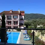 Ξενοδοχείο με διαμερίσματα Christina